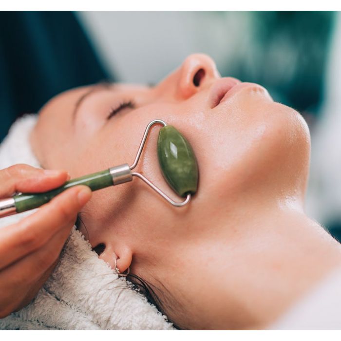 MASAJEADOR FACIAL A RODILLO DE PIEDRA DE JADE